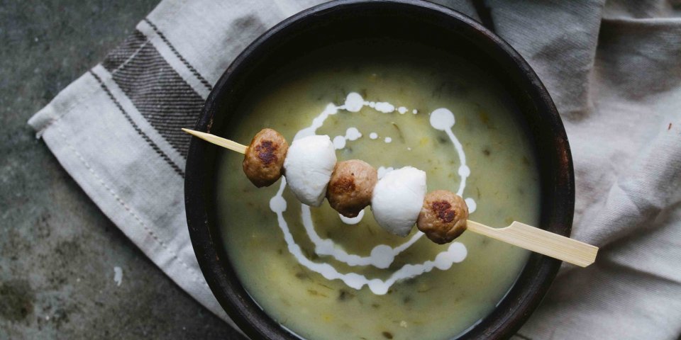 Soupe de poireaux et brochettes de boulettes et mozza Soupe de poireaux et brochettes de boulettes et mozza