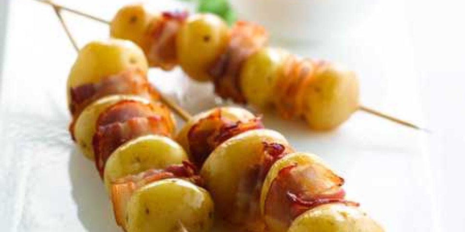 Brochettes de pommes de terre grenailles et lard fumé avec un coulis de prunes
