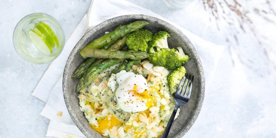 Purée au lait battu, légumes verts et œuf poché Purée au lait battu, légumes verts et œuf poché
