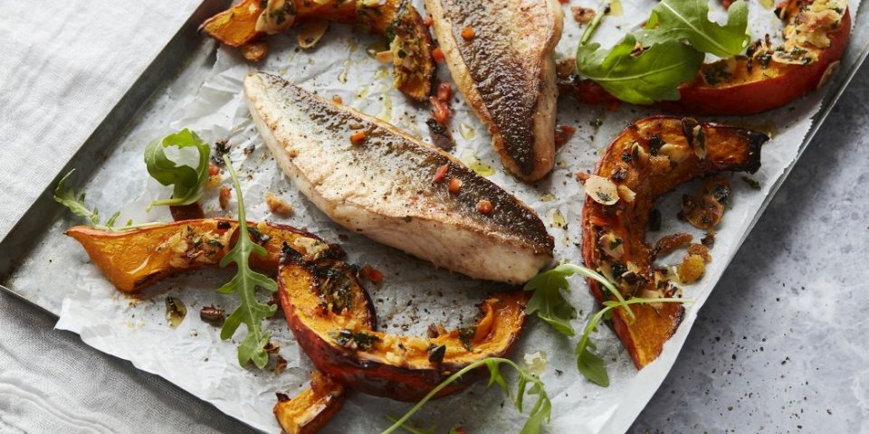 Rode poon met gegrilde pompoen en pittig amandelkorstje Rode poon met gegrilde pompoen en pittig amandelkorstje