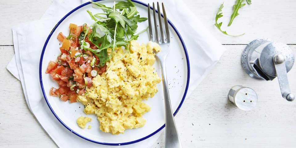 Œufs brouillés et salsa de tomates