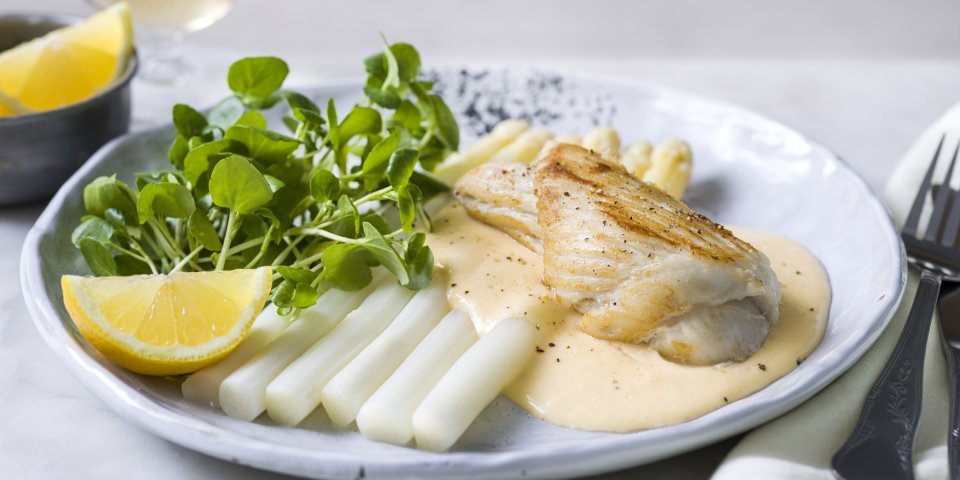 Roggefilet met witte asperges Roggefilet met witte asperges, mousselinesaus en waterkers