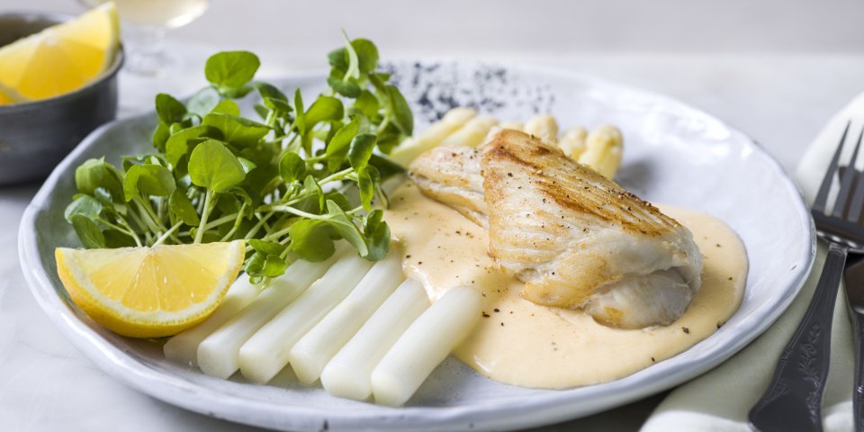 Roggefilet met witte asperges, mousselinesaus en waterkers