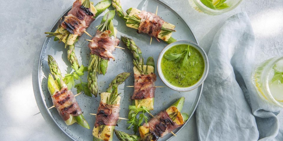 Roulades de lard aux asperges et Berloumi, pesto de persil Roulades de lard aux asperges et Berloumi, pesto de persil