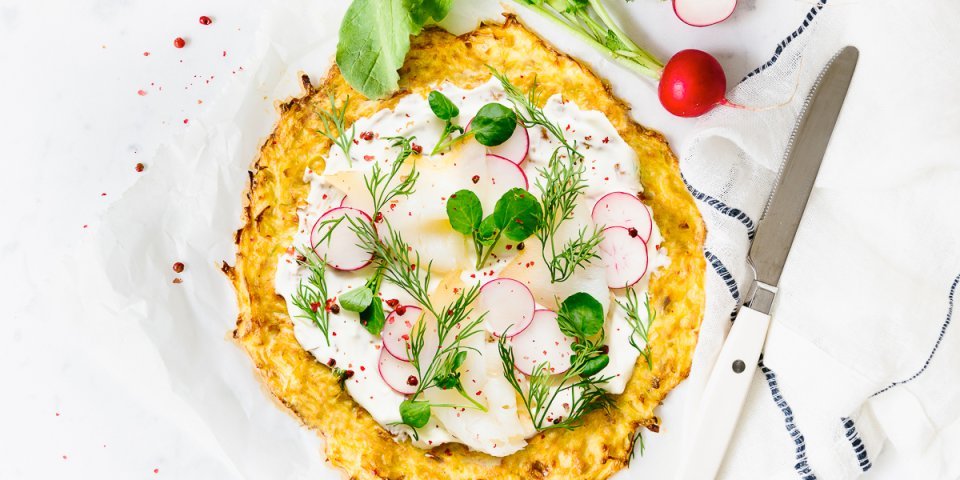 Pizza rösti avec crème épaisse, flétan fumé et radis Pizza rösti avec crème épaisse, flétan fumé et radis