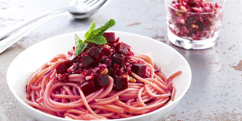 Spaghettis roses et pesto de betterave rouge
