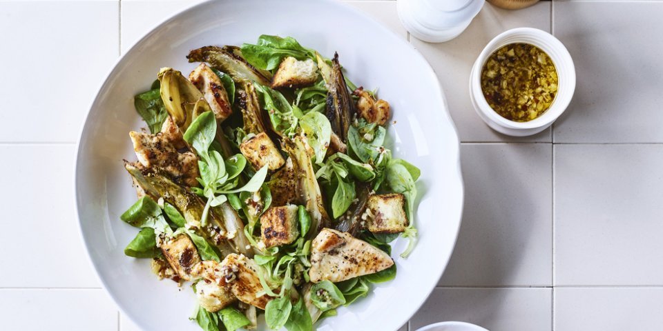 Salade chaude au poulet, chicon cuit et dressing noisette-orange Salade chaude au poulet, chicon cuit et dressing noisette-orange