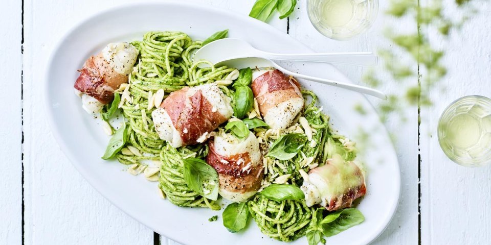 Saltimbocca de merlan et pâtes au pesto d’épinards