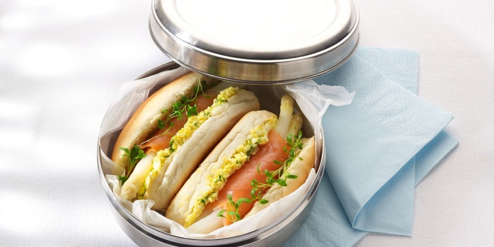 Sandwiches aux rouleaux d’asperges-saumon et salade d’œufs Sandwiches aux rouleaux d’asperges-saumon et salade d’œufs