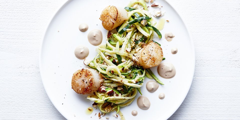 Coquilles Saint-Jacques, courgetti et noisettes