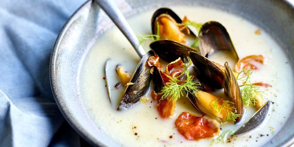 Soupe de topinambours, jambon fumé et moules