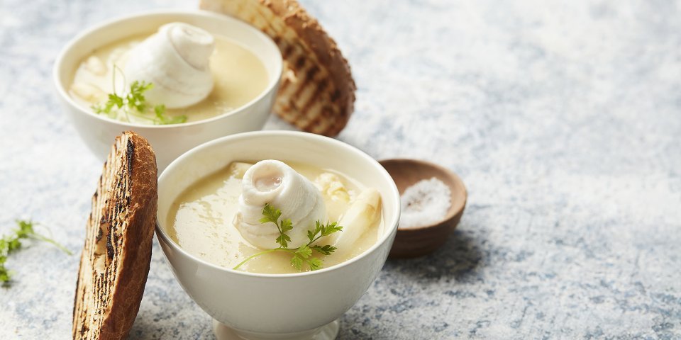 Soupe d’asperges à la plie et bagel grillé