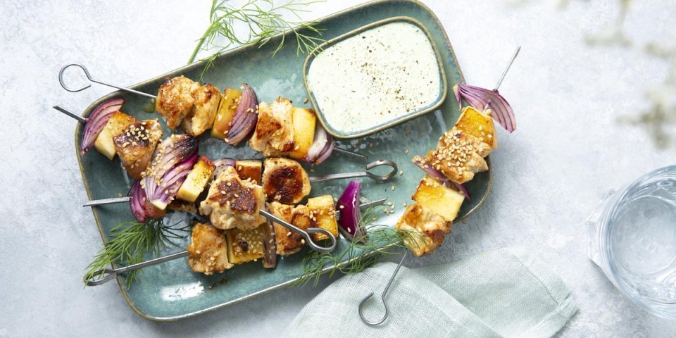 Brochette de poulet et pommes, sauce à l’aneth