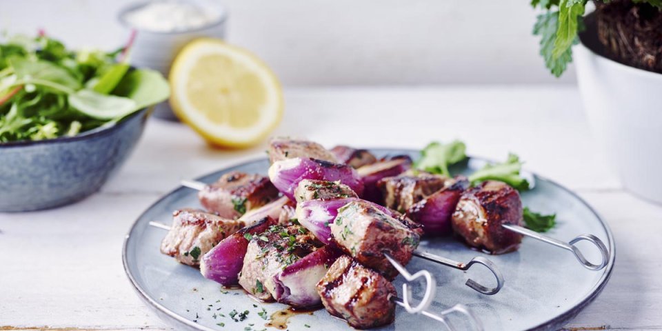 Brochette d’agneau et mayonnaise aux herbes Brochette d’agneau et mayonnaise aux herbes