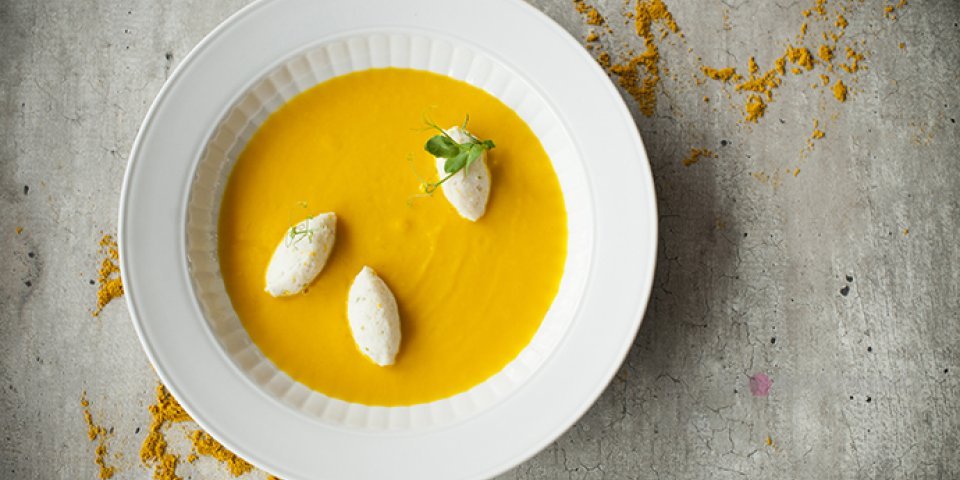 Potage de carotte au curry avec boulettes de poisson parfumées à l’orange