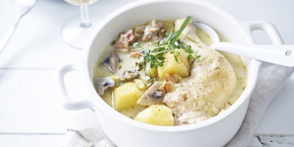 Ragoût de poulet aux champignons et pommes de terre 