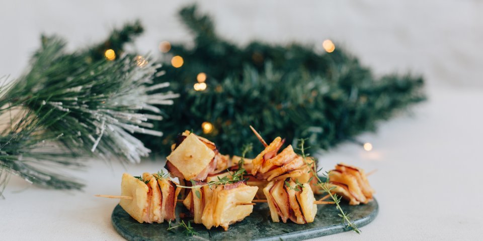 Brochettes de pommes de terre, fromage et jambon