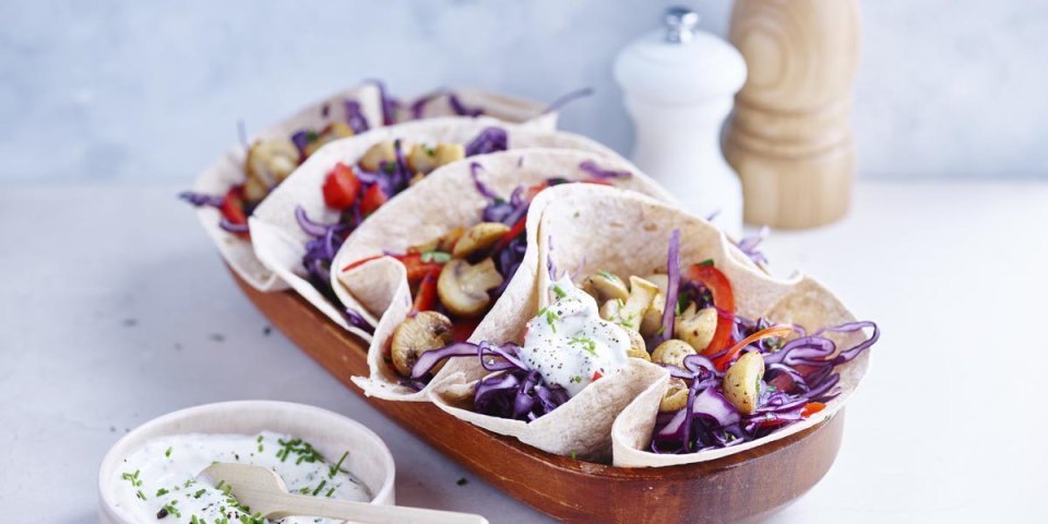 Taco aux champignons sautés, chou rouge, poivron et sauce au yaourt