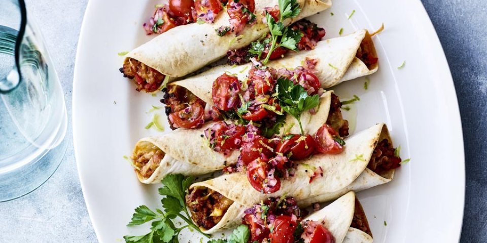 Taquitos de poulet à la salsa de tomate Taquitos de poulet à la salsa de tomate