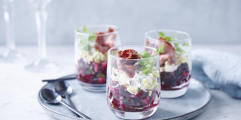 Tartare de betteraves rouges, chicons, rosbif et vinaigrette de raifort