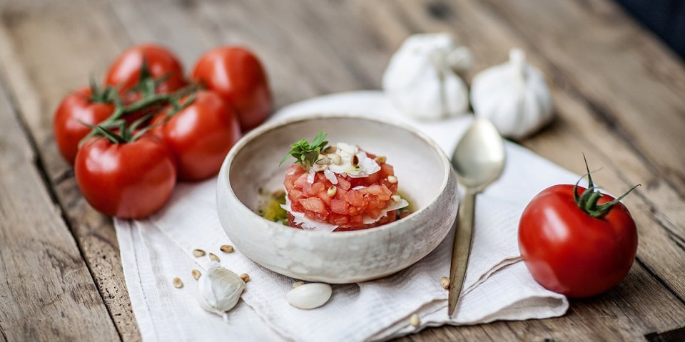 Tartaar van tomaat, basilicum en pijnboompitten