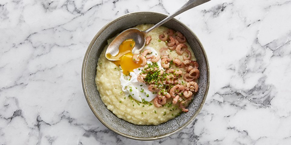 Porridge de patates, œuf poché et crevettes grises