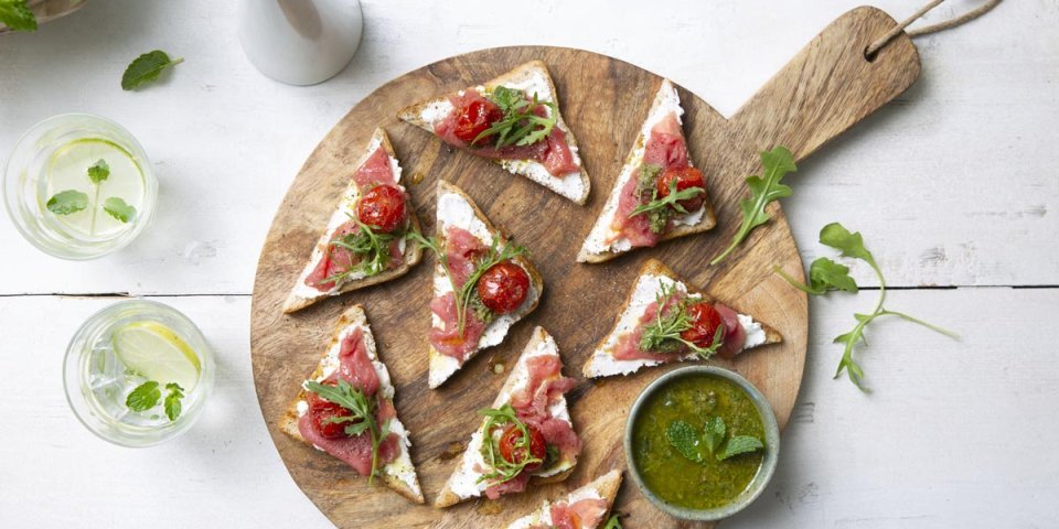 Toast au carpaccio, chèvre et tomates cerises confites