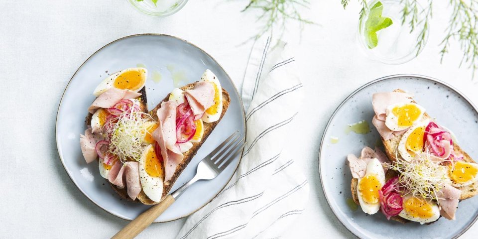 Toast au jambon, œuf et oignon au vinaigre