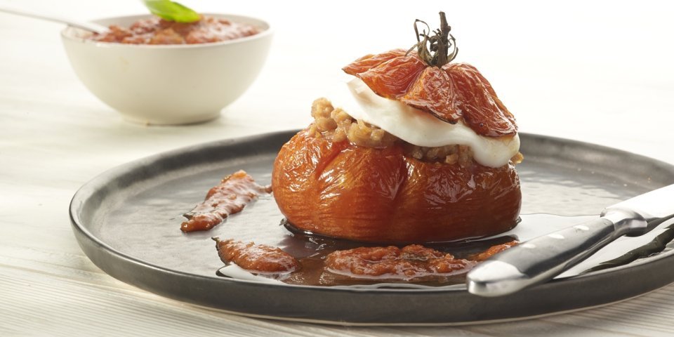 Tomate farcie d’un mélange de pomme de terre, hachis de veau et poivron