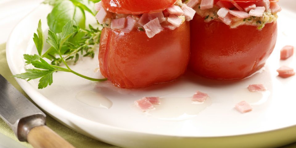 Tomates au four farcies au jambon cuit, aux épinards et à l'ail
