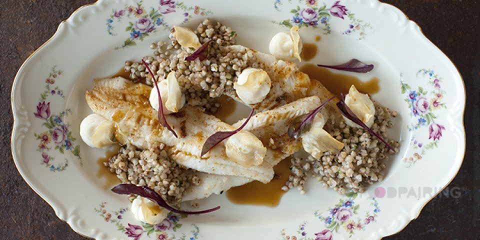 Gebakken tongschar met boekweit en aardpeer, saus geparfumeerd met spek 