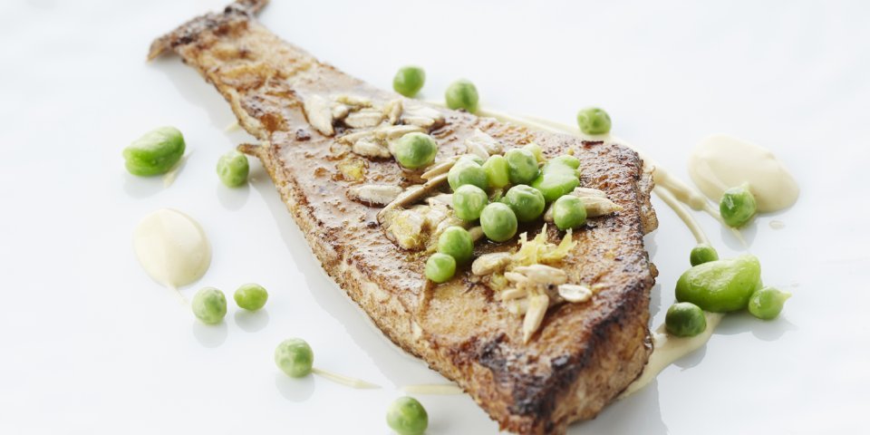Tongschar à la meunière met mosterdcrème, zonnebloempitten, erwten en tuinbonen Tongschar à la meunière met mosterdcrème, zonnebloempitten, erwten en tuinbonen