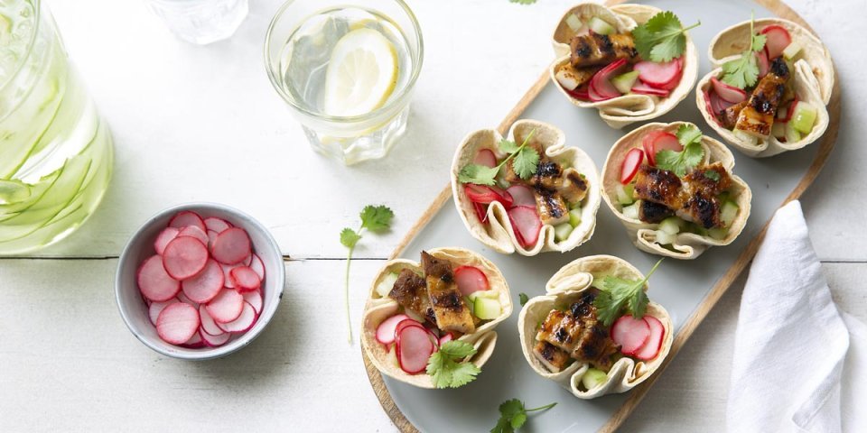 Tortilla cups au lard de poitrine laqué, concombre et radis au vinaigre