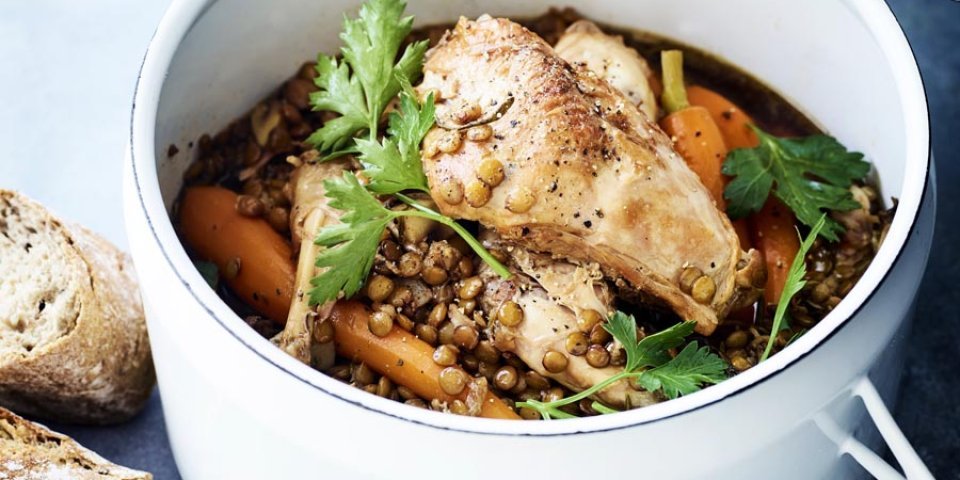 Cuisses de lapin en cuisson lente aux carottes et aux lentilles Cuisses de lapin en cuisson lente aux carottes et aux lentilles