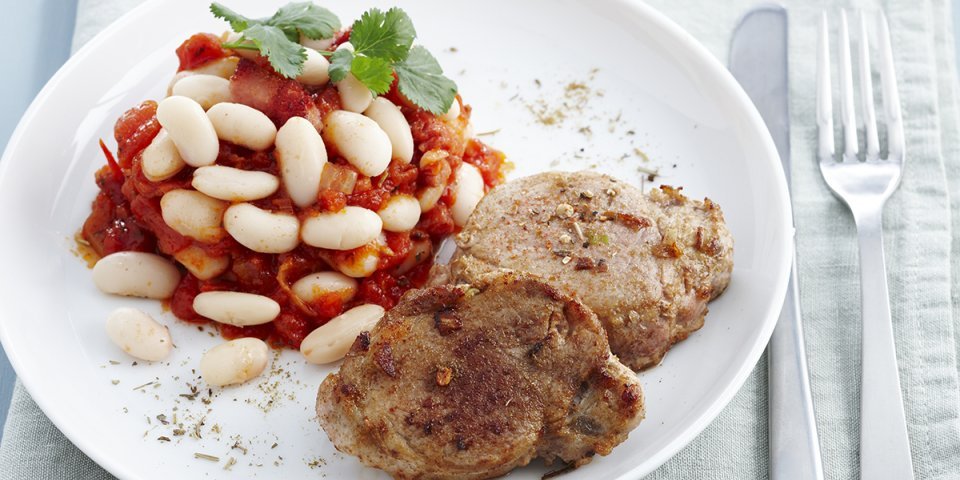 Filet de porc et haricots blancs en sauce tomate