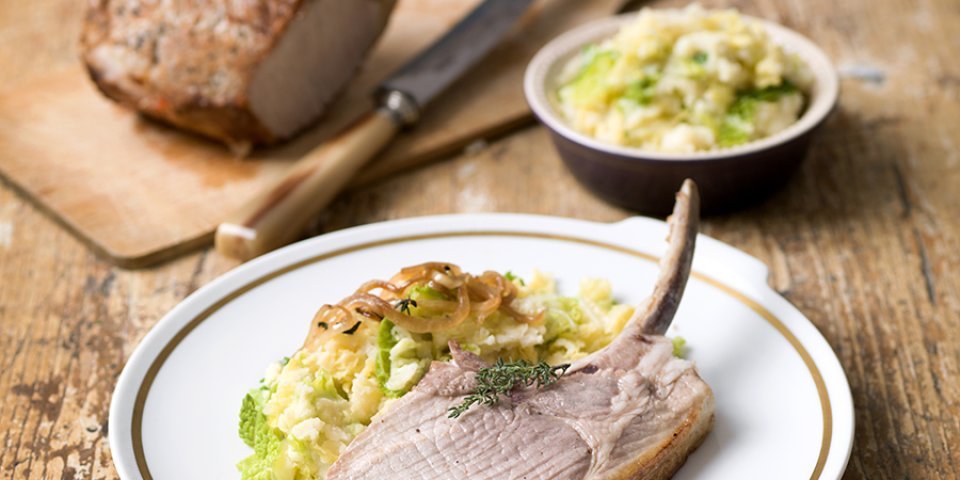 Carré de porc au stoemp de chou vert et à l'oignon caramelisé Carré de porc au stoemp de chou vert et à l'oignon caramelisé