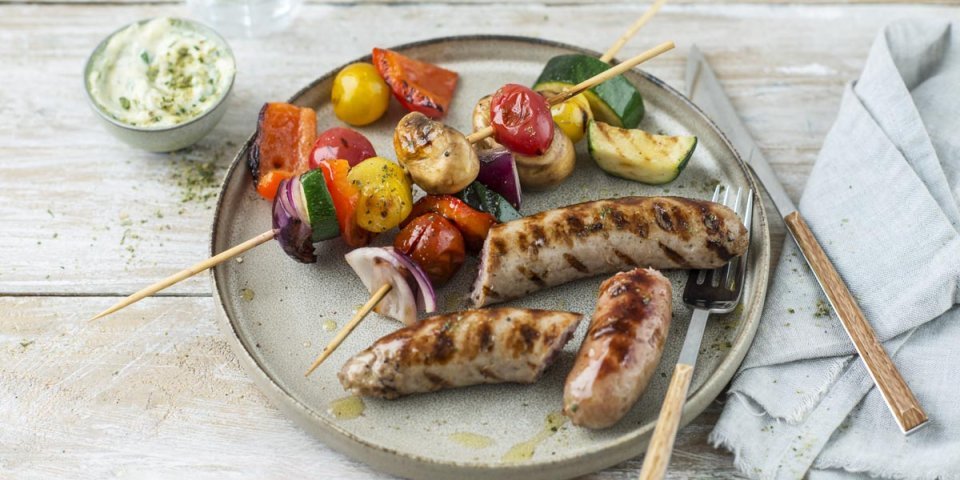 Saucisses de porc au BBQ, brochettes de légumes 