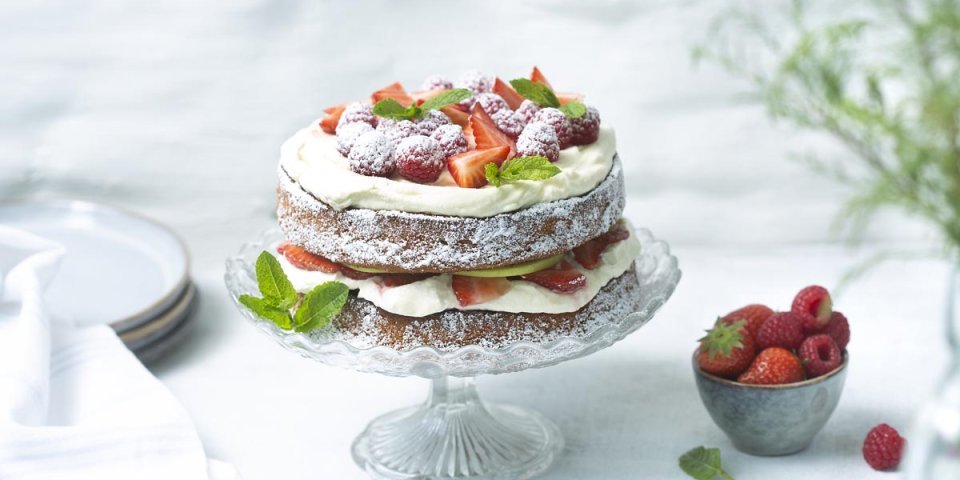 Gâteau d’anniversaire aux fraises, framboises et pomme Gâteau d’anniversaire aux fraises, framboises et pomme
