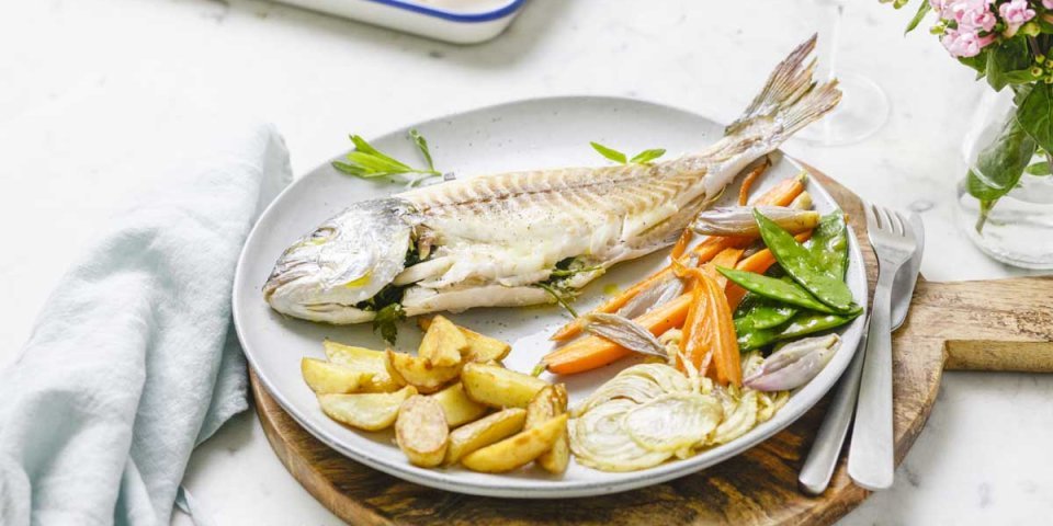 Poisson en croute de sel, légumes et pommes de terre