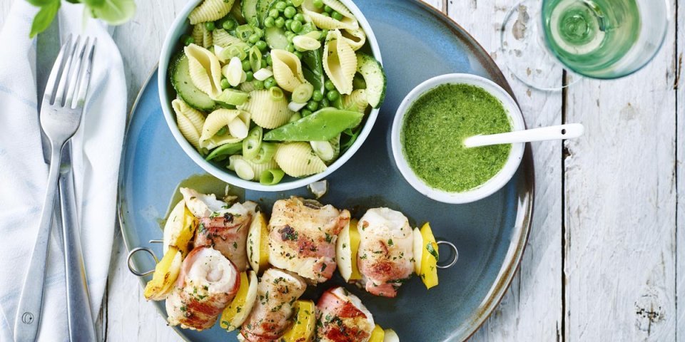 Brochette de merlan et de sébaste et salade de pâtes verte