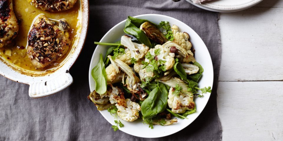 Salade de chou-fleur grillé et poulet au citron en croûte de noisettes