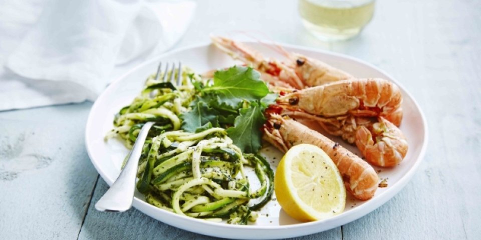 Courgetti au pesto de chou et langoustines