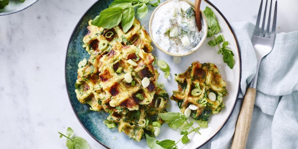 Gaufres de pommes de terre et de légumes au tzatziki Gaufres de pommes de terre et de légumes au tzatziki