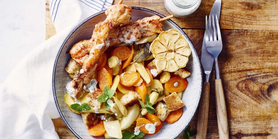 Salade de légumes chauds, croutons, vinaigrette au yaourt et brochettes de poulet Salade de légumes chauds, croutons, vinaigrette au yaourt et brochettes de poulet