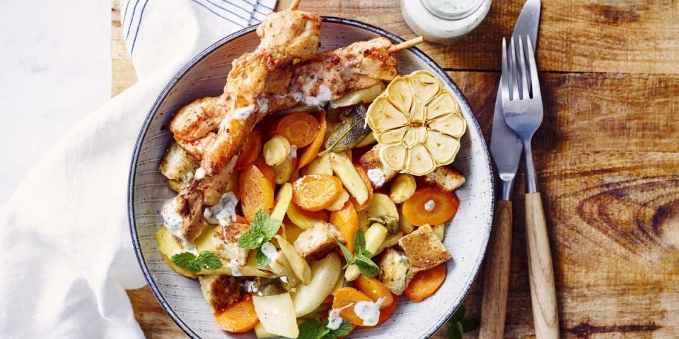 Salade de légumes chauds, croutons, vinaigrette au yaourt et brochettes de poulet