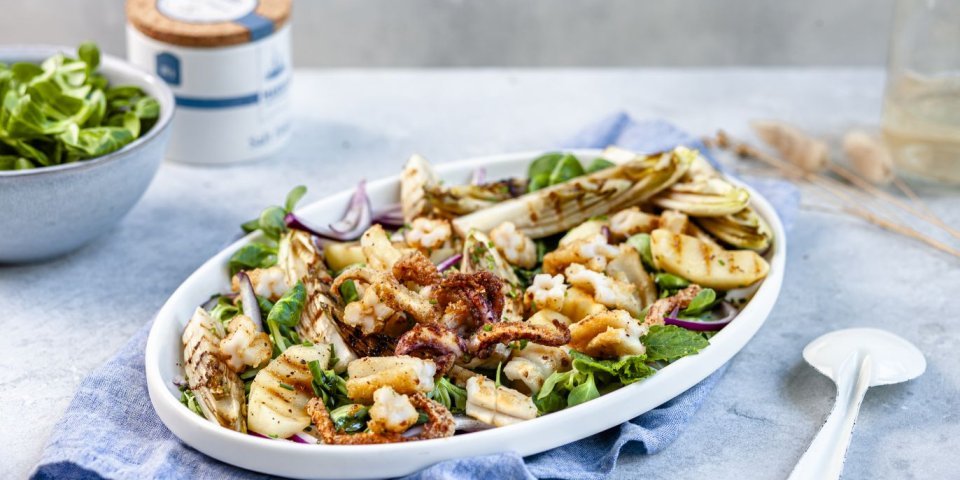 Warme witloof-appelsalade met gebakken inktvis Warme witloof-appelsalade met gebakken inktvis