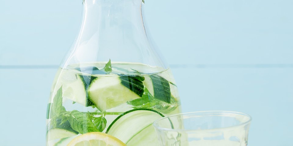 Eau aromatisée au concombre, citron et menthe