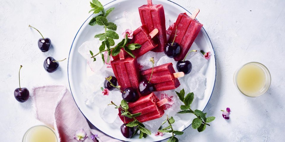 Glaces à l’eau aux cerises et au thé à la menthe