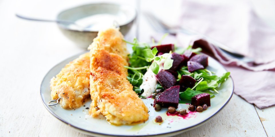 Cordon bleu de merlan, salade de betteraves rouges et sauce au raifort