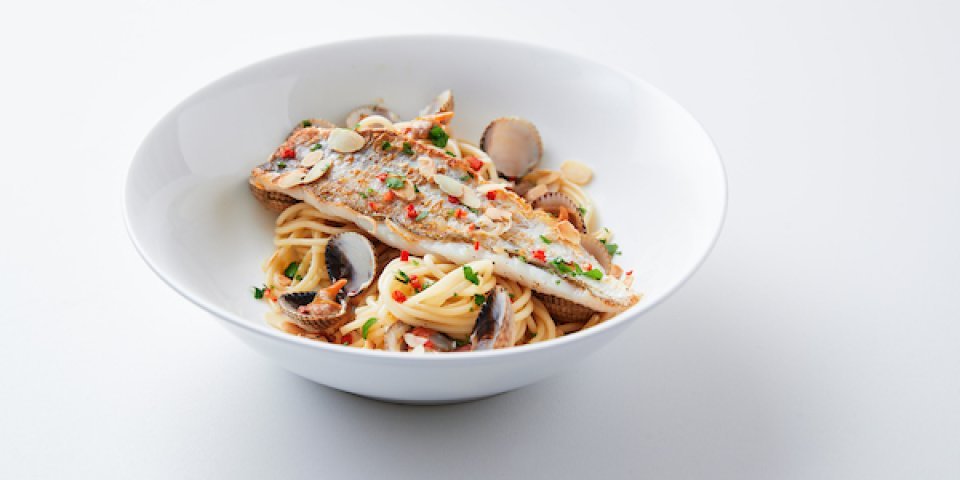 Wijting met pittige pasta vongole